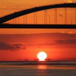 しまなみ海道、伯方島から大三島橋の向こうに『だるま夕日』を望む！