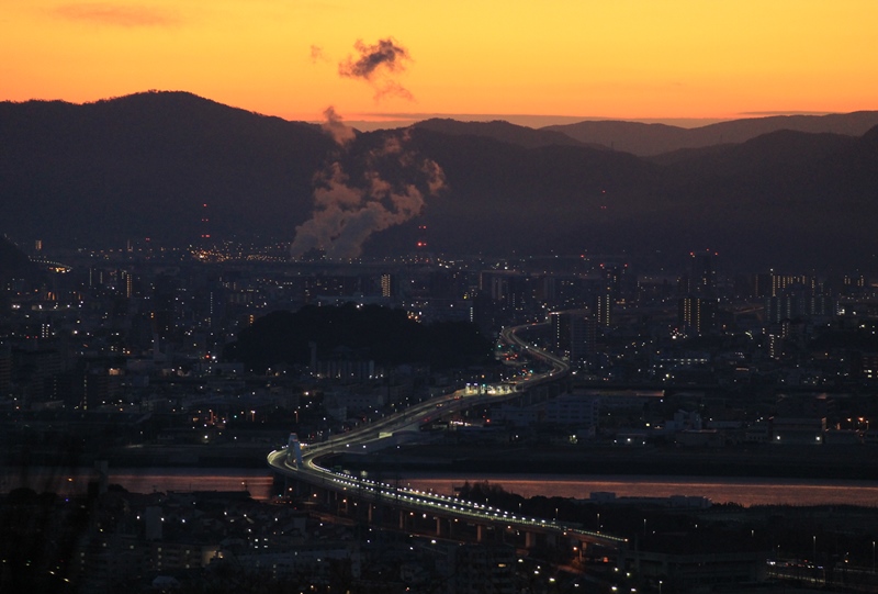 鈴が峰公園から高速号線を望む