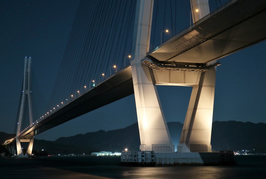 生口島（瀬戸田）から多々羅大橋の夜景（少しアップで）
