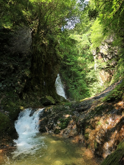 岩井谷の大龍頭へ岩井谷川を遡行