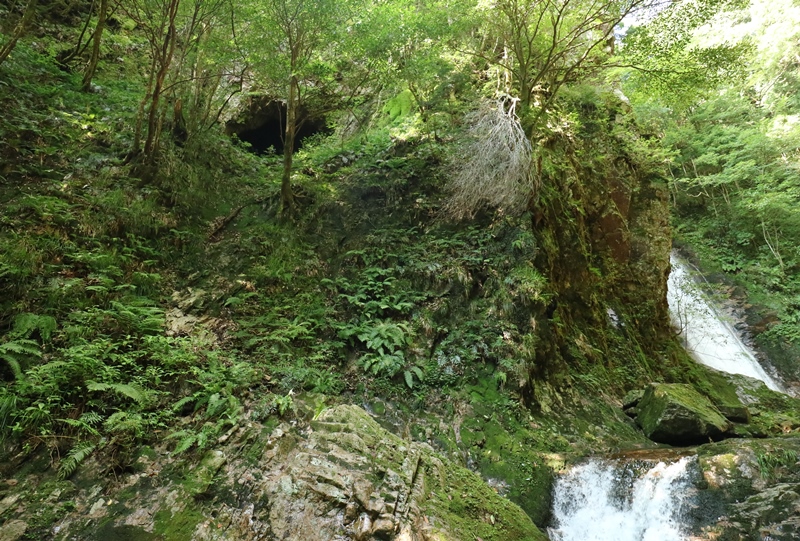 岩井谷の大龍頭の手前にあった洞窟