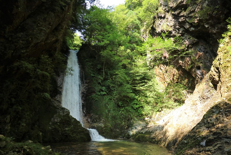 岩井谷の大龍頭（武者かくしのた滝）
