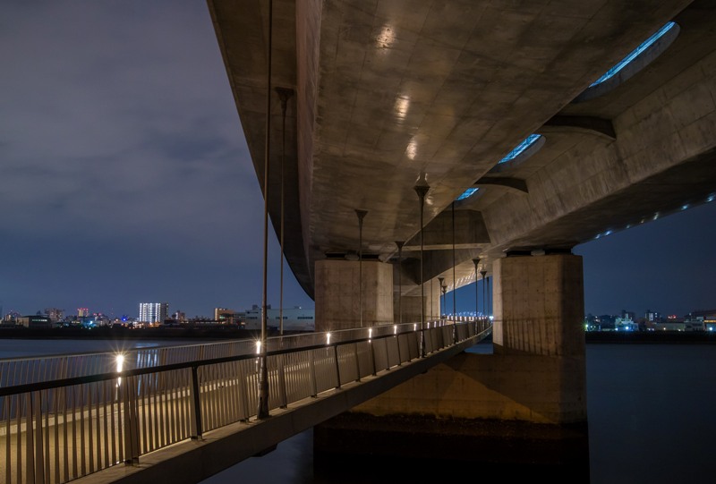 太田川大橋の夜景（桁下を通過する歩道）