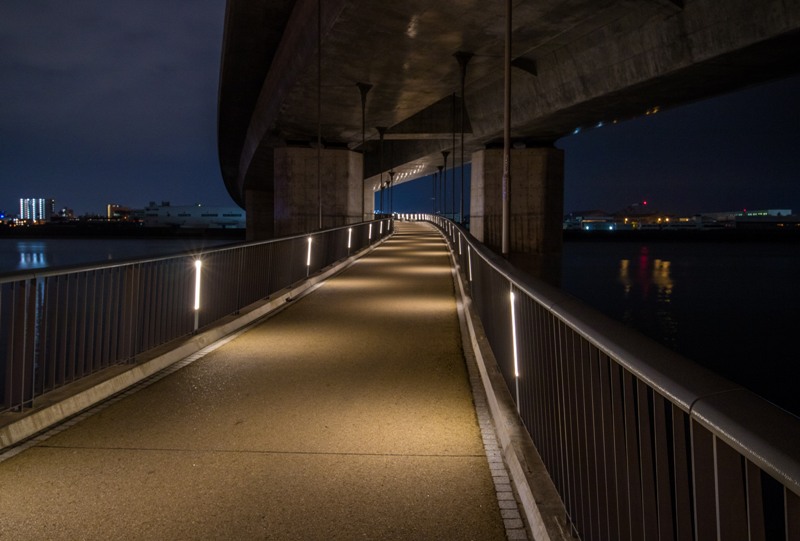太田川大橋の夜景（桁下を通過する歩道）