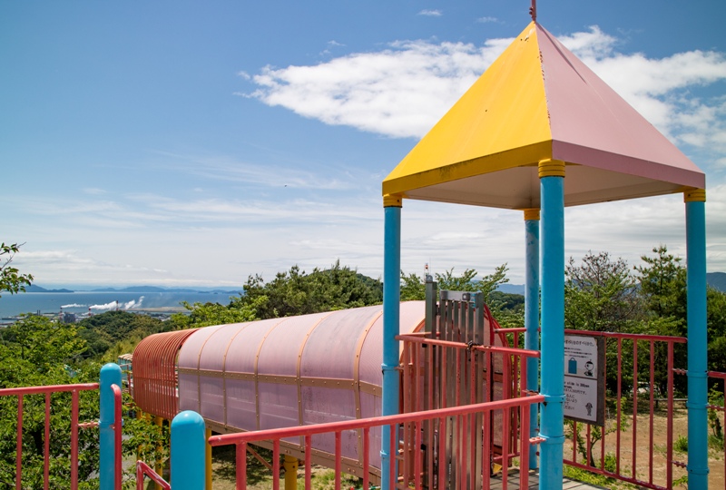 蜂ヶ峯総合公園、ローラーすべり台から見渡す瀬戸内海