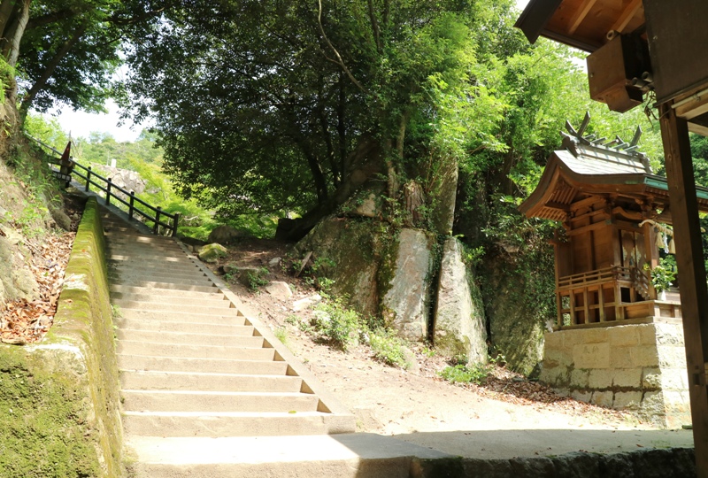 水分神社横の階段を登る
