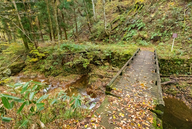 紅葉の三段峡「餅ノ木峠」から三段滝へ向かう遊歩道