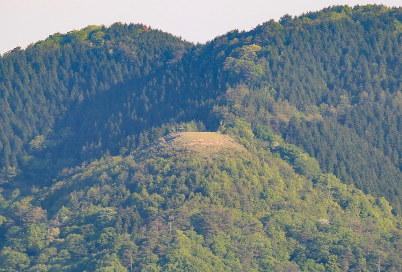 神ノ倉山公園、パラグライダー離陸場から荒谷山を望む