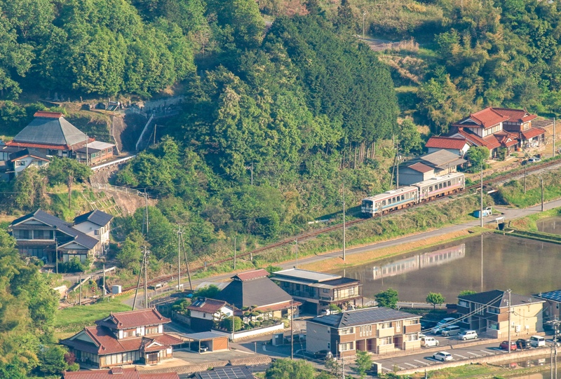 神ノ倉山公園、パラグライダー離陸場から芸備線を望む