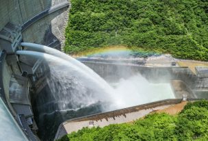 温井ダム「水位低下放流」虹が架かる