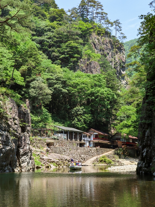 初夏の三段峡、渡船に乗って黒淵荘へ
