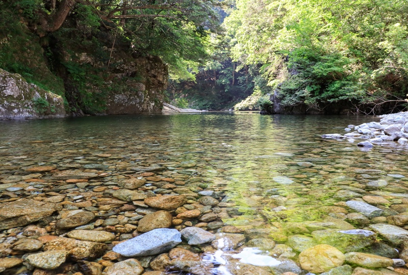 初夏の三段峡、渓谷に降りて川遊び