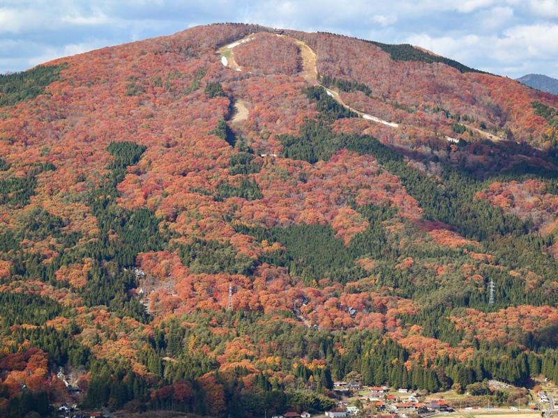 吉和展望台から紅葉の山々を眺める