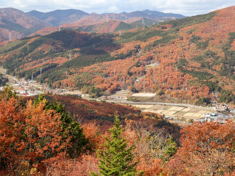 吉和展望台から紅葉の山々を眺める