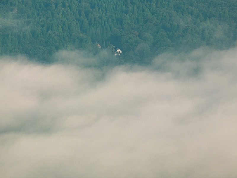 雲海を眼下に見下ろす別荘