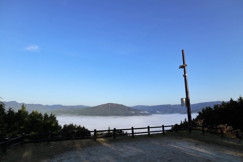 「吉和展望台」駐車場越しに見る雲海