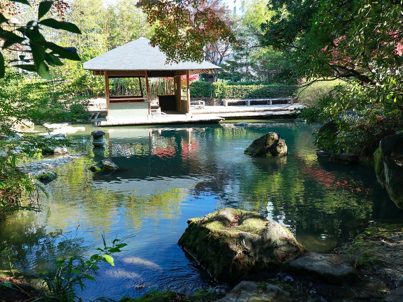 「西部埋立第五公園」日本庭園の東屋と池（商工センター）