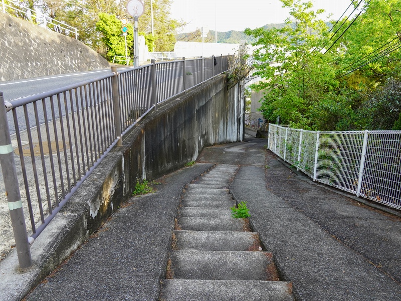 内海大橋に降りる道
