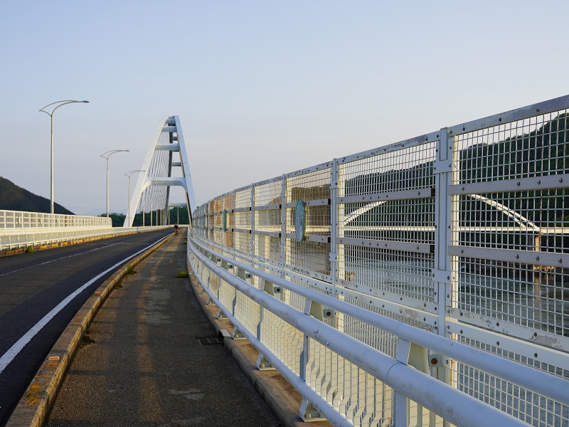 内海大橋を歩く